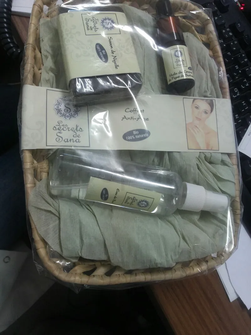 LES SECRETS DE SANA COFFRET ANTI-AGE SAVON DE NIGELLE + EAU DE ROSE + HUILE DE FIGUE DE BARBARIE