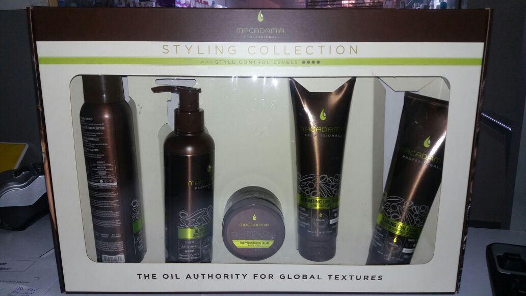 MACADAMIA STYLING COLLECTION PACK FOAMING VOLUMIZER 171G + BLOW DRY LOTION 198ML + WHIPPED DETAILING CREAM 57G + ACTIVATING CURL CREAM 148ML + TAMING CURL CREAM 148ML