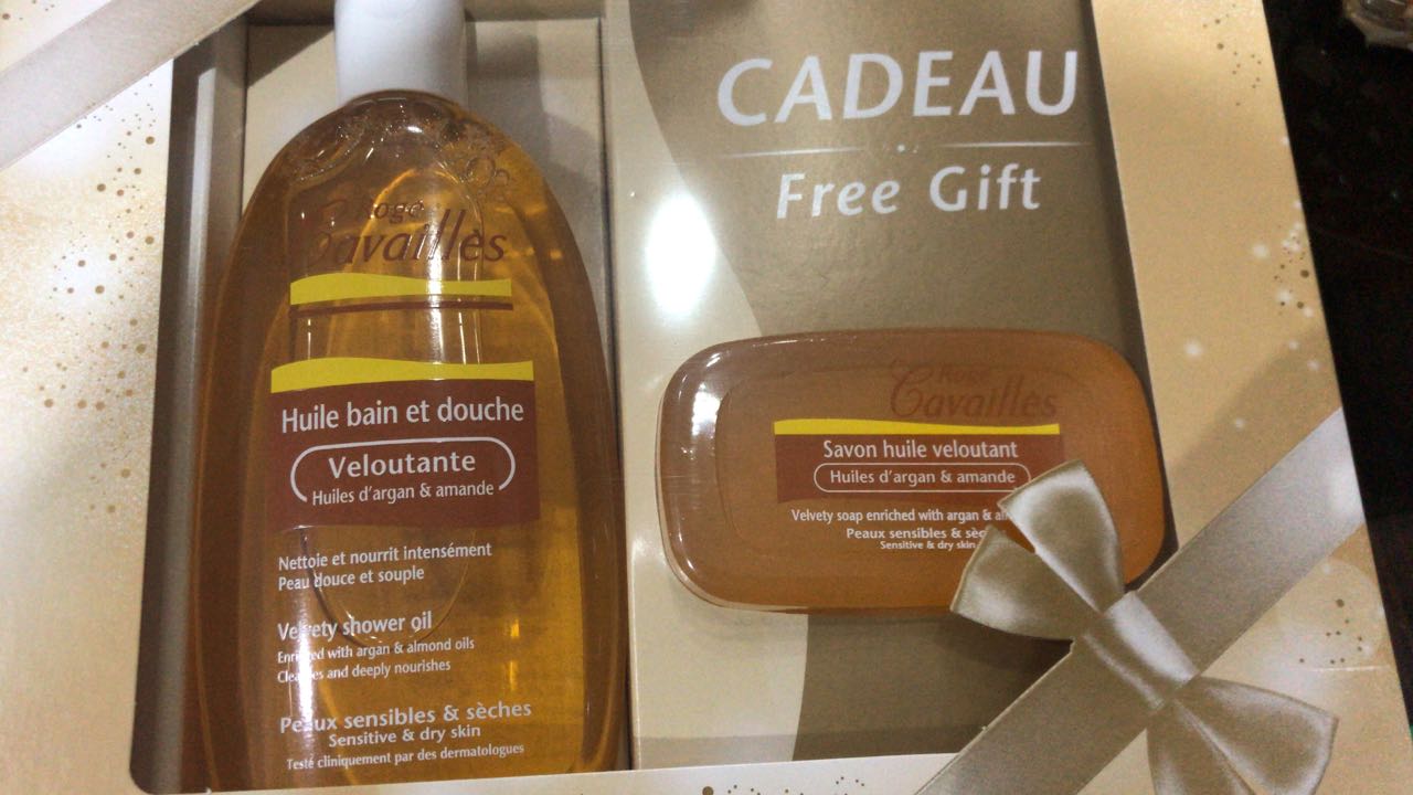 ROGE CAVAILLES COFFRET VELOUTANT HUILE BAIN ET DOUCHE 250ML + SAVON HUILE VELOUTANT HUILE ARGAN ET AMANDE