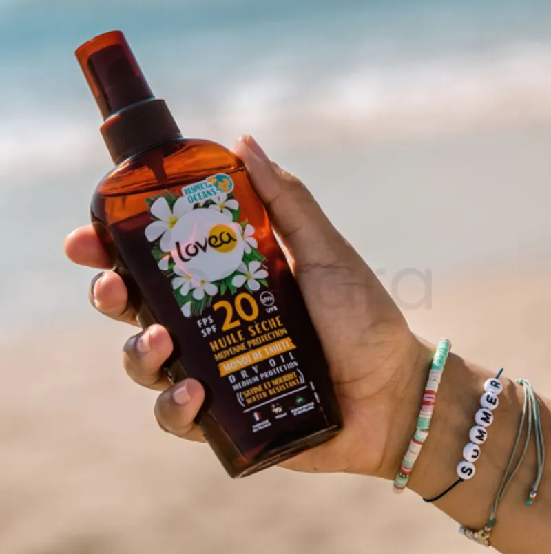 l’Huile sèche Bronzante au Monoï de Tahiti permet un bronzage rapide, doré et lumineux.